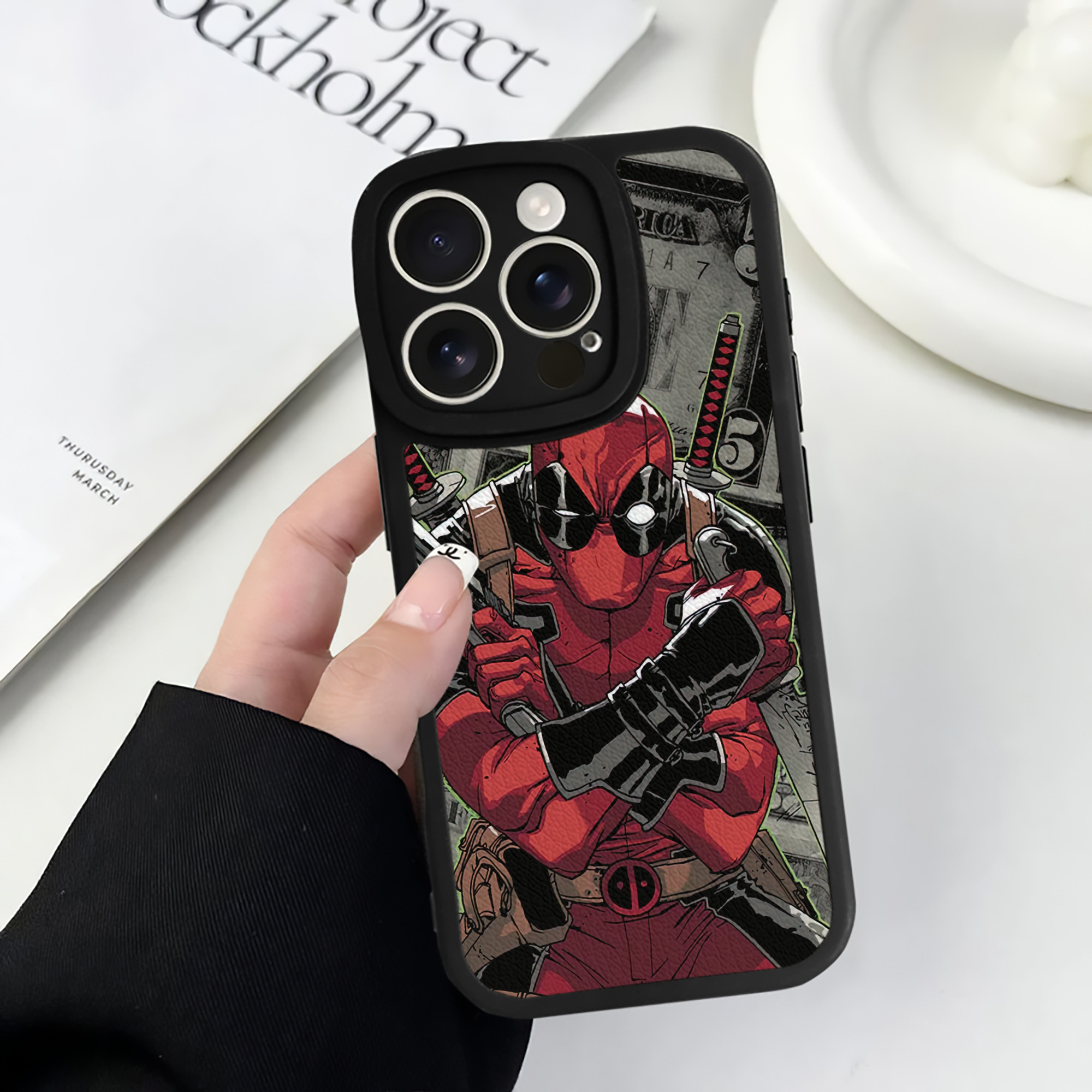 （画像用） Deadpool デッドプール 【iPhone 16シリーズ対応】シリコンスマホケース（レザー調） 材質：シリコン